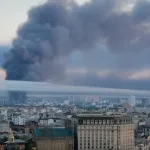Columna de humo sobre Kiev tras un ataque ruso reportado el 2 de julio de 2026
