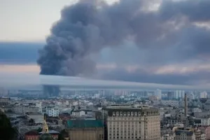 Columna de humo sobre Kiev tras un ataque ruso reportado el 2 de julio de 2026