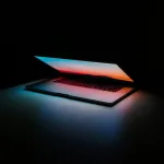 Computadora portatil iluminada en un entorno oscuro