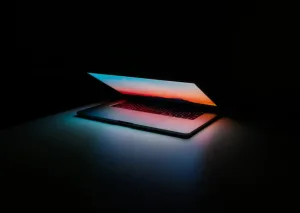 Computadora portatil iluminada en un entorno oscuro