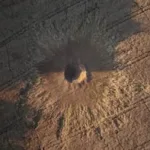 Cráter en un campo de Polonia tras la caída de un misil durante ataque ruso contra Ucrania