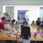 Niñas y niños realizan actividades creativas en un espacio de divulgación científica