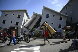 Edificios dañados tras terremotos en Venezuela