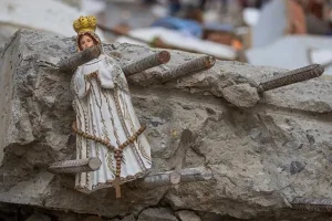 Figura religiosa entre escombros tras los terremotos en Venezuela