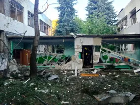 Edificio danado en Elektrostal tras ataques con drones reportados por autoridades rusas