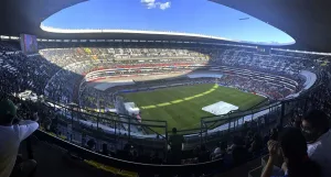 Interior del Estadio Azteca antes de un partido de futbol