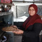 Familia desplazada en Gaza intenta conservar alimentos sin refrigeracion dentro de una tienda por falta de electricidad