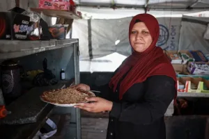 Familia desplazada en Gaza intenta conservar alimentos sin refrigeracion dentro de una tienda por falta de electricidad