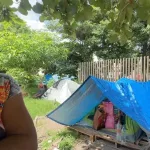 Familias instaladas en refugios temporales afuera de un hospital pediatrico en Tuxtla Gutierrez