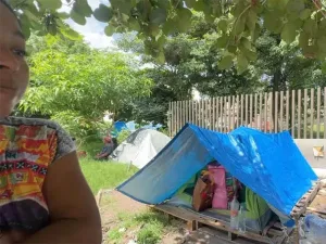 Familias instaladas en refugios temporales afuera de un hospital pediatrico en Tuxtla Gutierrez