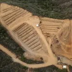 Vista aerea de una fosa de emergencia abierta tras el terremoto en Venezuela