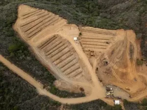Vista aerea de una fosa de emergencia abierta tras el terremoto en Venezuela
