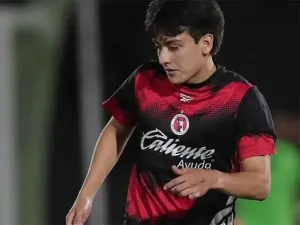 Gilberto Mora durante actividad futbolistica con uniforme de Xolos de Tijuana