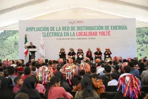 Habitantes de Larrainzar durante entrega de obras de electrificacion y apoyos en Chiapas