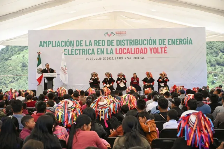 Habitantes de Larrainzar durante entrega de obras de electrificacion y apoyos en Chiapas