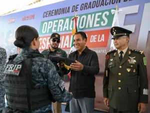 Gobernador Eduardo Ramirez entrega reconocimiento en graduacion de elementos Pakal