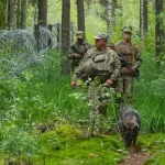 Guardias fronterizos ucranianos patrullan la frontera con Bielorrusia entre alambre de puas