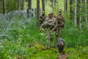 Guardias fronterizos ucranianos patrullan la frontera con Bielorrusia entre alambre de puas