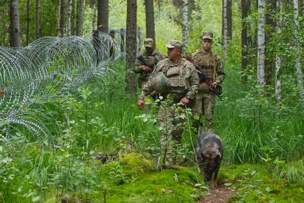 Guardias fronterizos ucranianos patrullan la frontera con Bielorrusia entre alambre de puas