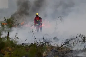 Bombero combate un incendio forestal cerca de Burdeos, Francia, durante evacuaciones masivas