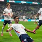 Jugadores de Inglaterra celebran durante el partido contra Mexico