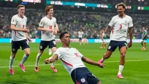 Jugadores de Inglaterra celebran durante el partido contra Mexico