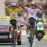 Isaac del Toro y Tadej Pogacar cruzan la meta juntos durante el Tour de Francia 2026