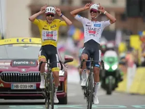 Isaac del Toro y Tadej Pogacar cruzan la meta juntos durante el Tour de Francia 2026
