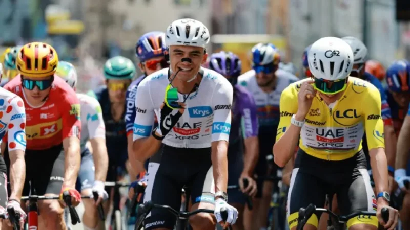 Isaac del Toro durante el Tour de Francia 2026