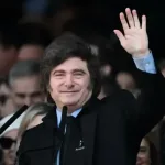 Javier Milei saluda durante un acto público