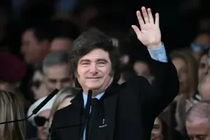Javier Milei saluda durante un acto público