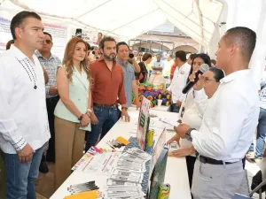 Autoridades estatales recorren módulos de atención durante una jornada de prevención comunitaria en Tonalá, Chiapas