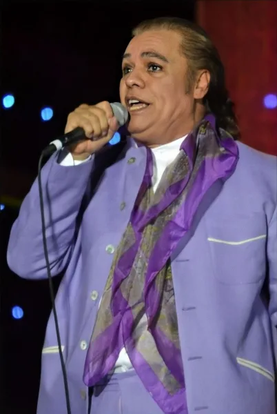 Juan Gabriel durante una presentación musical