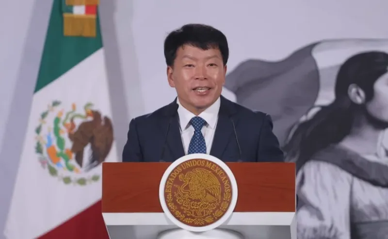 Andy Kim de KIA Mexico durante anuncio de inversion en Palacio Nacional