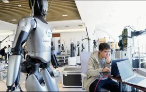 Persona trabajando con sistemas de inteligencia artificial