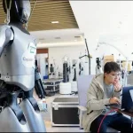 Robot humanoide y trabajador en un laboratorio de tecnologia