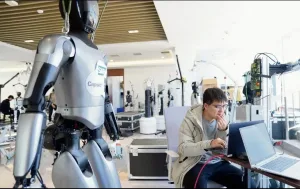 Robot humanoide y trabajador en un laboratorio de tecnologia