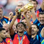 Lamine Yamal levanta el trofeo tras la final del Mundial 2026 ganada por Espana