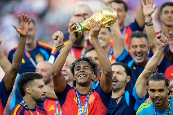 Lamine Yamal levanta el trofeo tras la final del Mundial 2026 ganada por Espana