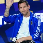 Lionel Messi saluda durante conferencia previa a la final del Mundial 2026 entre Argentina y Espana