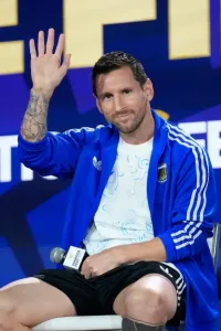 Lionel Messi saluda durante conferencia previa a la final del Mundial 2026 entre Argentina y Espana
