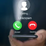 Teléfono móvil con una llamada desconocida entrante