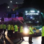 Autobús de Inglaterra llega a hotel en Ciudad de México antes del partido contra México