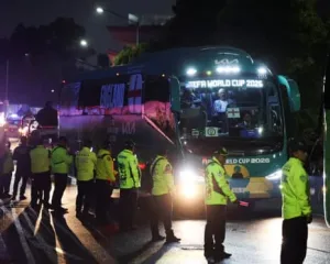 Autobús de Inglaterra llega a hotel en Ciudad de México antes del partido contra México