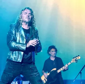 Integrantes de Maná durante una presentación en vivo