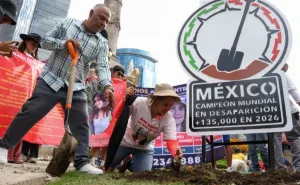Colectivos colocan un memorial para visibilizar desapariciones durante el Mundial