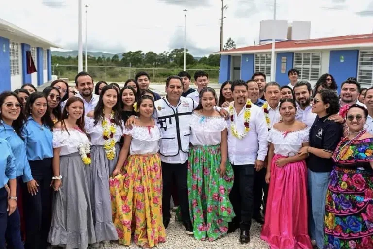 Autoridades y comunidad en Comitán durante actividades de prevención social y educación