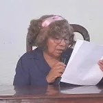 Miriam Noriero Escalante lee durante una actividad cultural