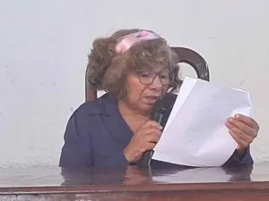 Miriam Noriero Escalante lee durante una actividad cultural