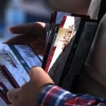 Persona sostiene tarjetas del Banco del Bienestar durante operativo de pago